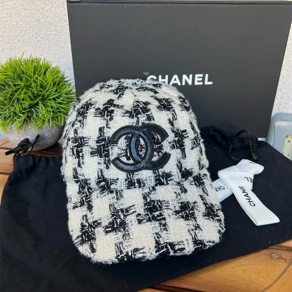 CHANEL Black and Cream Tweed Cap display picture 2